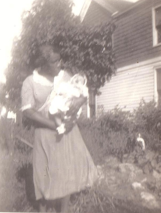 Mary Allen holding Marita (1943) 001